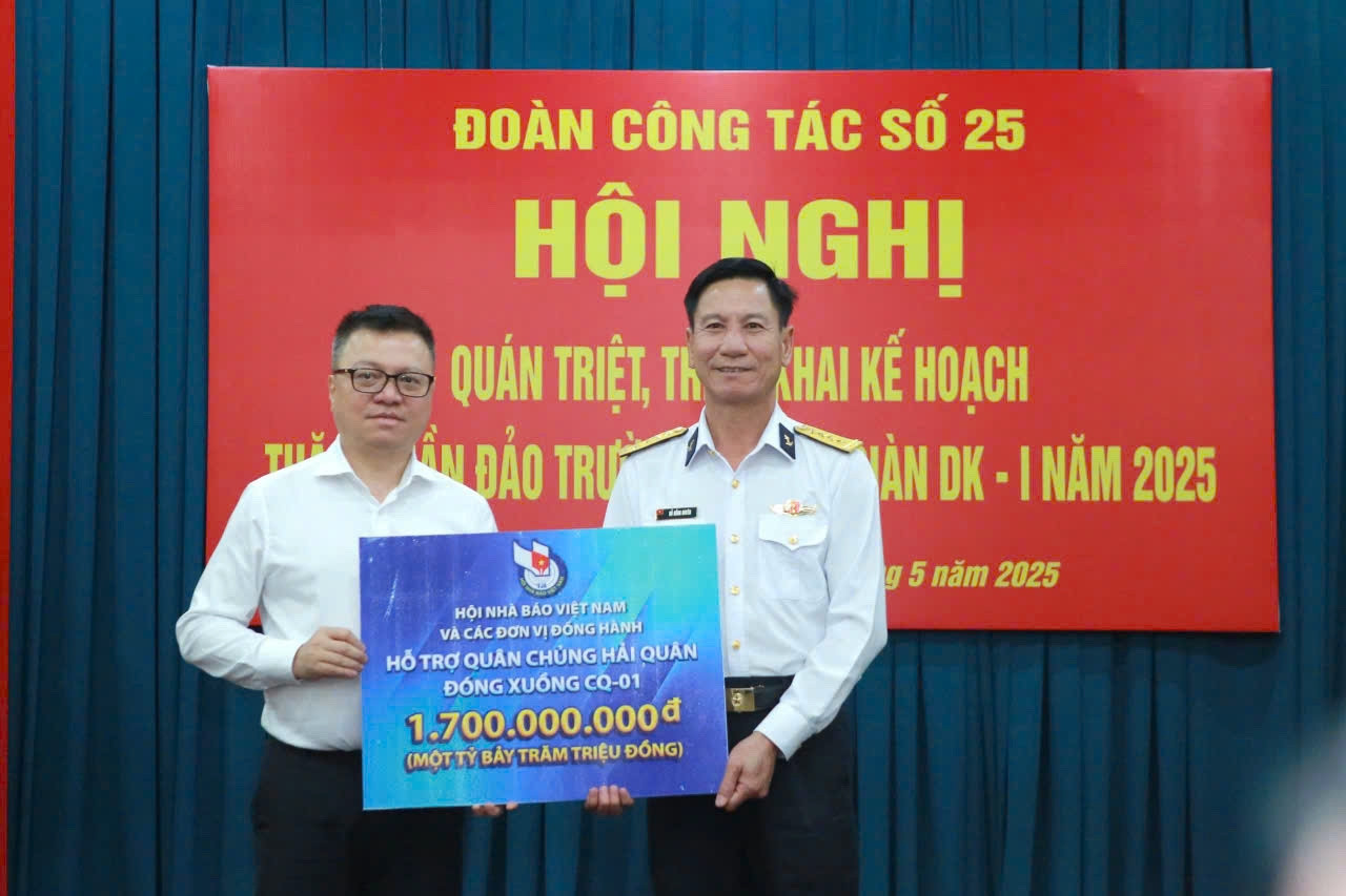 100 lãnh đạo, phóng viên cơ quan báo chí thăm huyện đảo Trường Sa, nhà giàn DK1