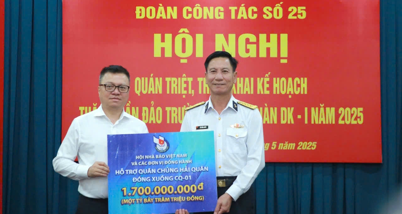100 lãnh đạo, phóng viên cơ quan báo chí thăm huyện đảo Trường Sa, nhà giàn DK1