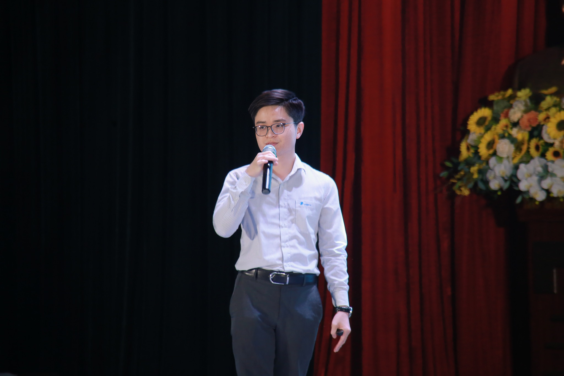 ‘Mẹ tôi giáo viên tiểu học 30 năm còn biết ứng dụng ChatGPT’ 1 anh nguyen dang son lam trinh bay tham luan.png