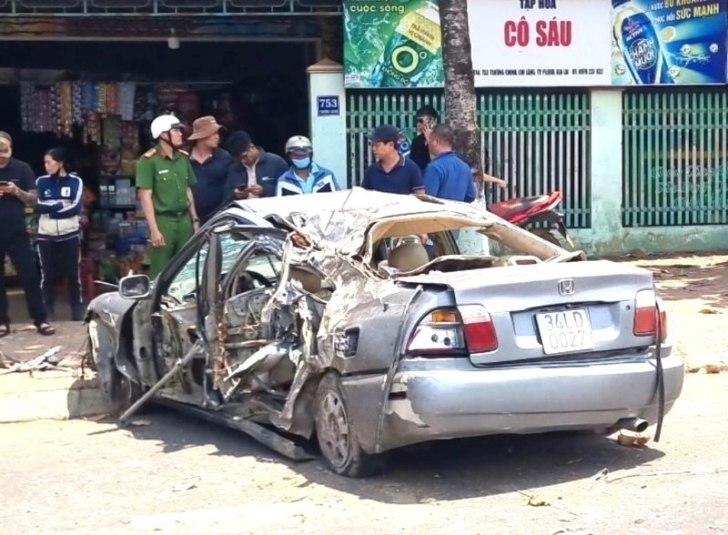 Bắt giam tài xế say xỉn lái xe lao lên vỉa hè làm 3 người thương vong 2.jpg