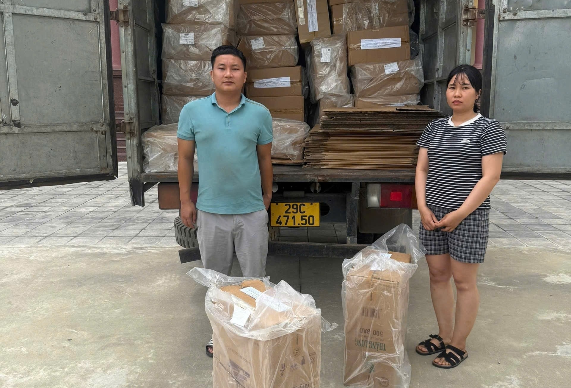 Bắt giữ giám đốc buôn bán hơn 55.000 bao thuốc lá giả ở Nam Định