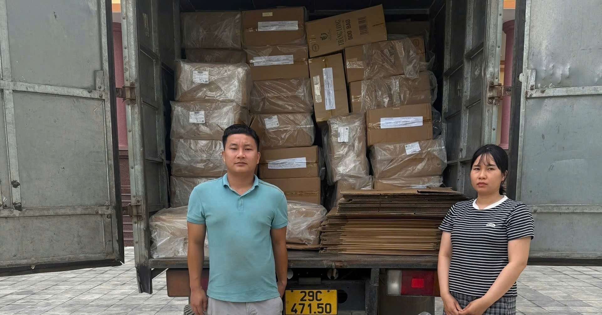 Bắt giữ giám đốc buôn bán hơn 55.000 bao thuốc lá giả ở Nam Định