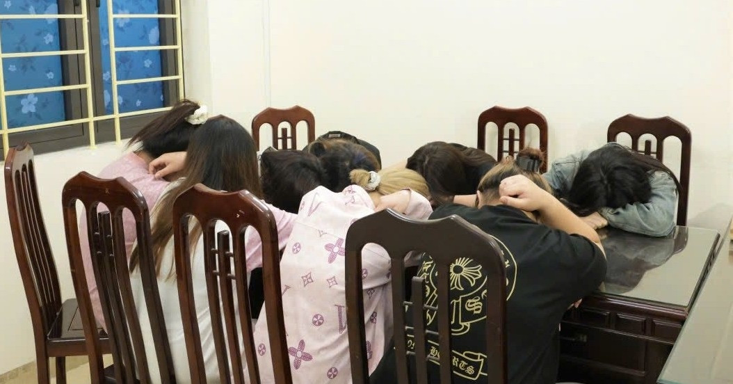 Hai bố con nuôi chăn dắt, cưỡng đoạt tài sản của nữ nhân viên quán karaoke