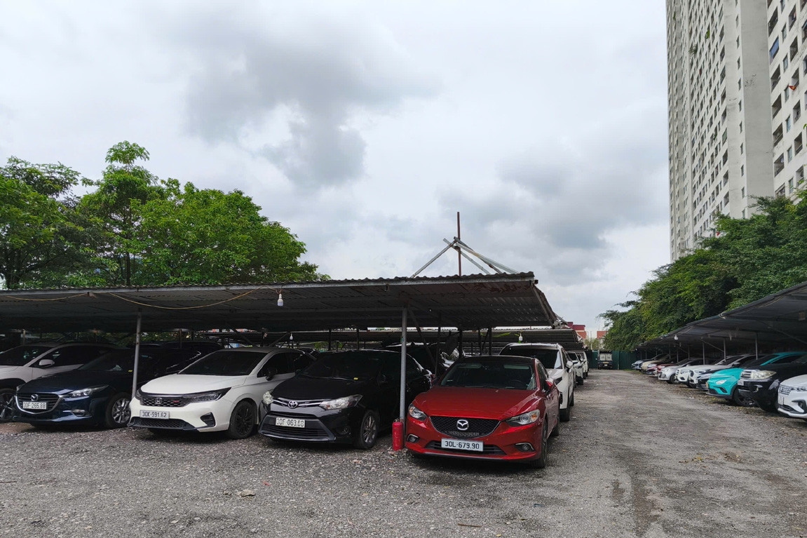 Cận cảnh bãi giữ xe trái phép 4.000m2 ở Hà Nội được bí thư phường 'bảo kê'