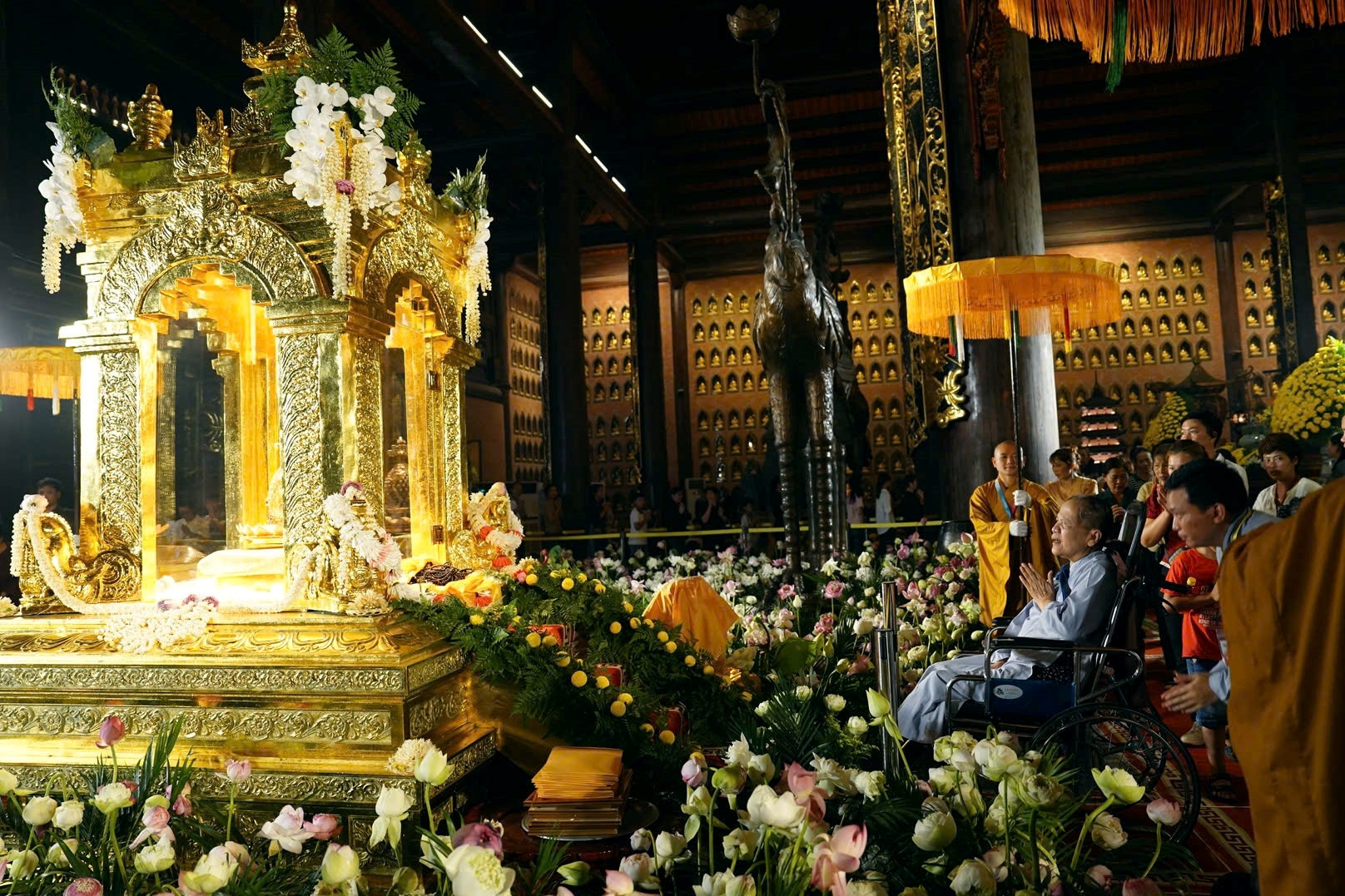 Chiêm bái xá lợi Đức Phật ở chùa Bái Đính trước khi tôn trí tại chùa Phúc Sơn