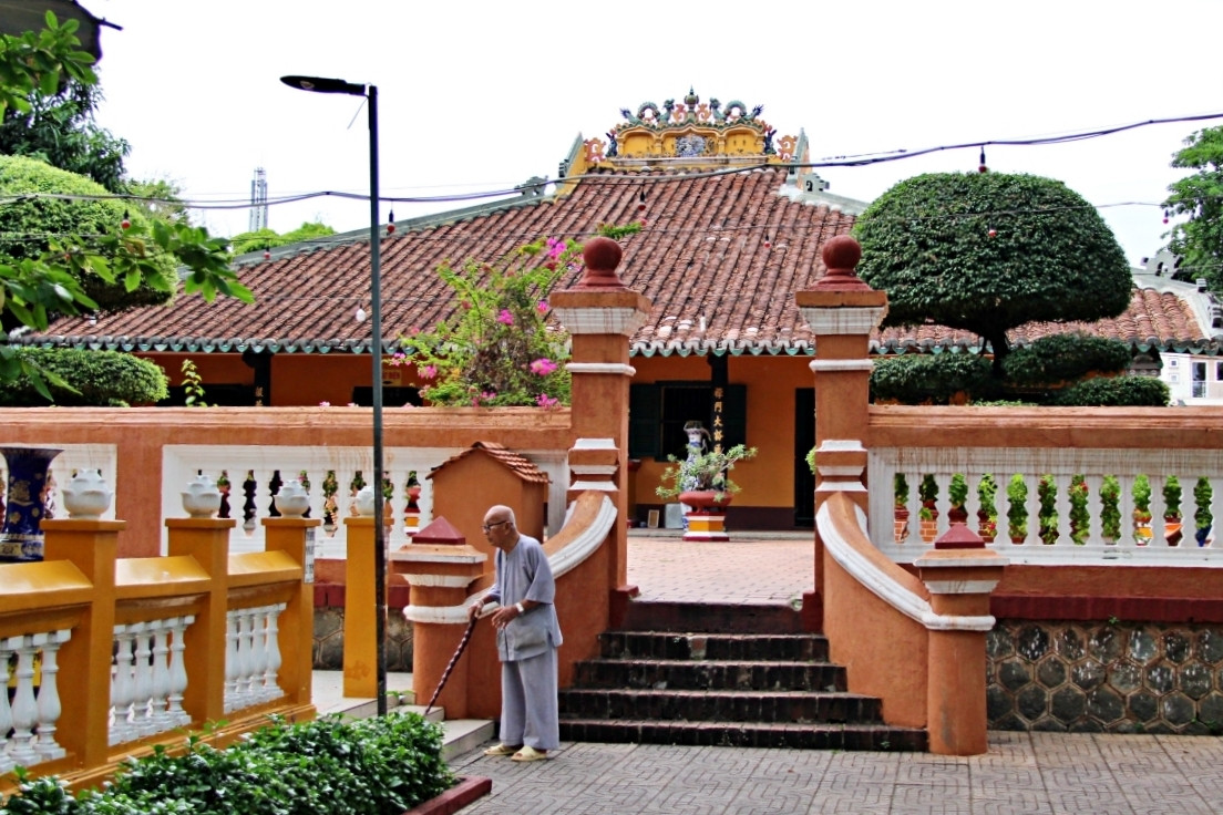 Chùa cổ gần 300 tuổi có trăm 'báu vật' thếp vàng hút khách chiêm bái ở TPHCM