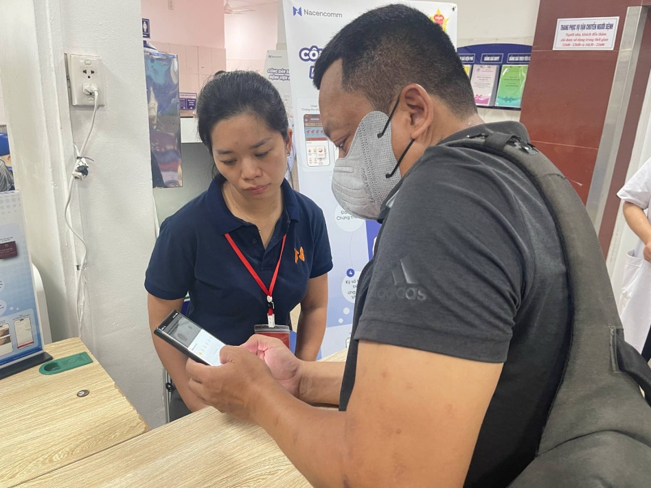 Bệnh nhân ký tên trên điện thoại thanh toán viện phí