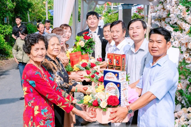 Đám cưới cặp đôi lệch 22 tuổi ở miền Tây gây sốt với dàn bô lão bê tráp