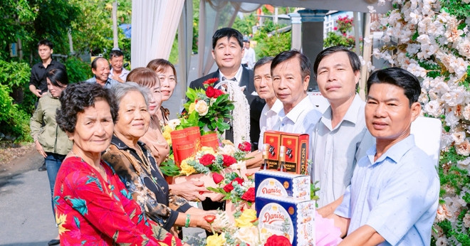 Đám cưới cặp đôi lệch 22 tuổi ở miền Tây gây số...