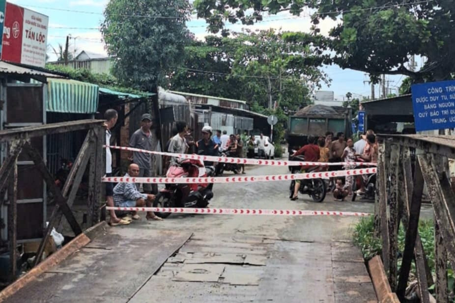 Dân hô hoán ngăn cản, tài xế vẫn cố lái xe ben qua làm lún cầu ở Cần Thơ