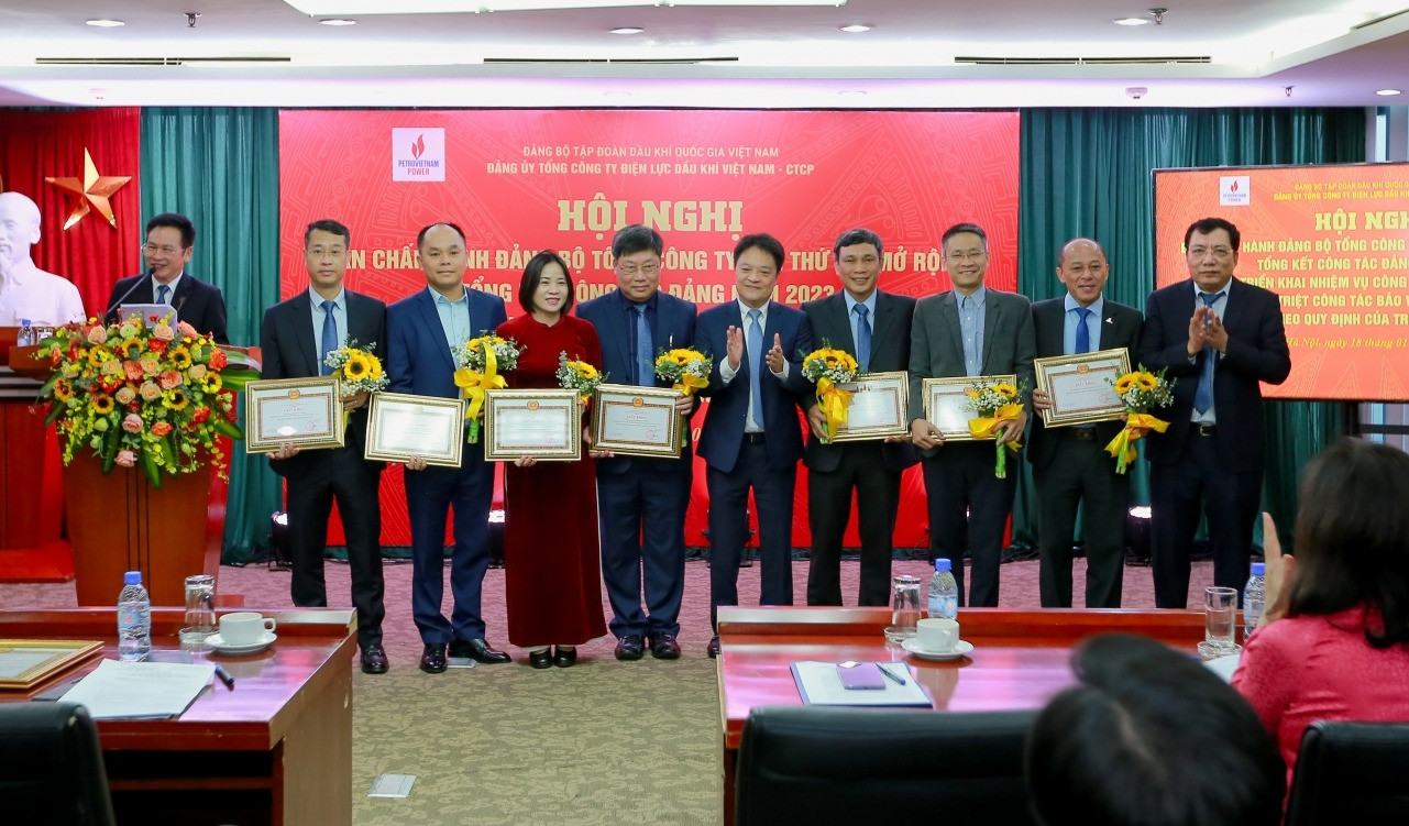 Đảng ủy PV Power tặng giấy khen cho 4 chi đảng bộ đạt danh hiệu .jpg