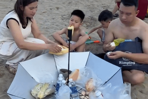 Cả nhà ngả ô ăn trứng luộc, nem rán trên bãi biển Thanh Hóa hút 6,4 triệu view