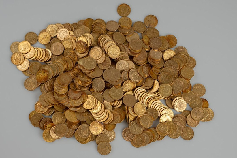 Hai người phát hiện tiền vàng bí ẩn khi đi bộ trên núi, nhiều đồng tiền có chữ ghi năm 1921