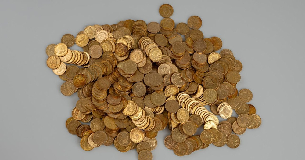 Hai người phát hiện tiền vàng bí ẩn khi đi bộ trên núi, nhiều đồng tiền có chữ ghi năm 1921