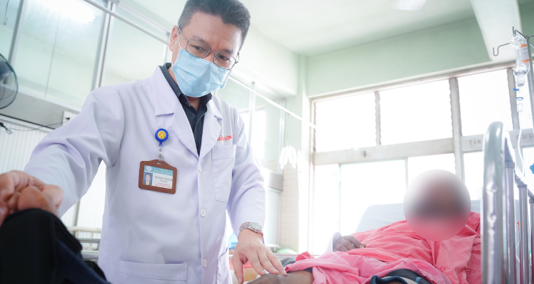 Hai trực thăng đưa 9 nạn nhân trong vụ cháy giàn khoan dầu về TPHCM cấp cứu