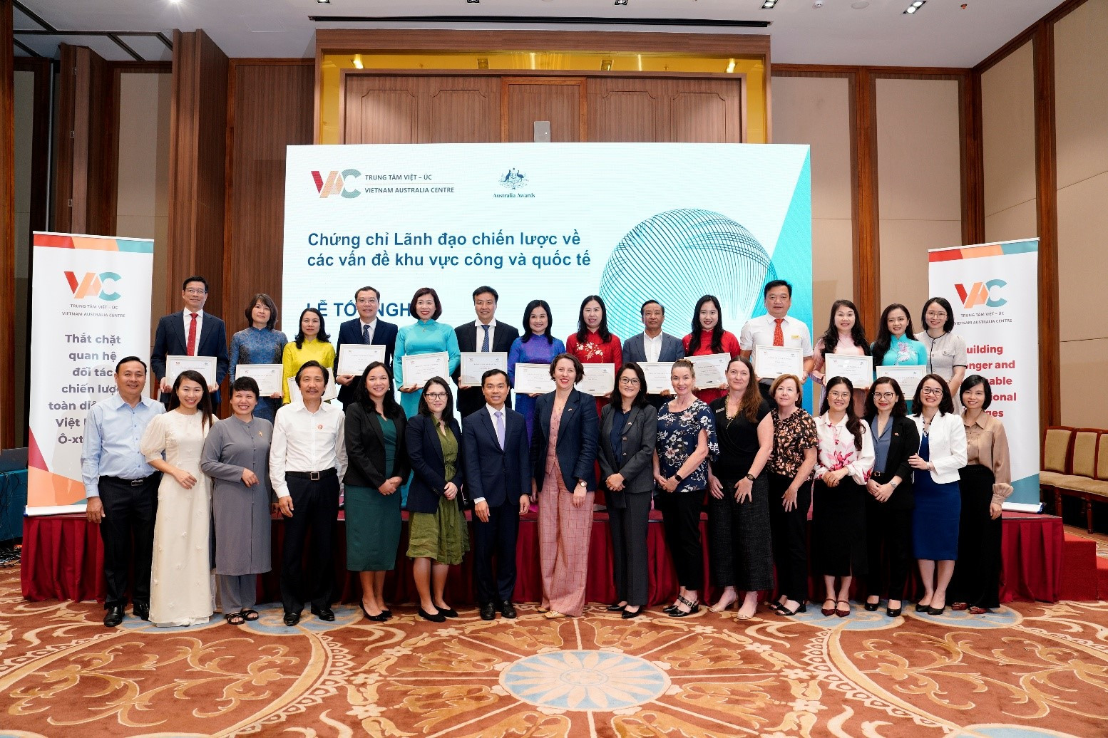 Hinh 1 Thumbnail Lễ tốt nghiệp khóa học “Lãnh đạo chiến lược trong các vấn đề công và quốc tế” khóa 3.jpg