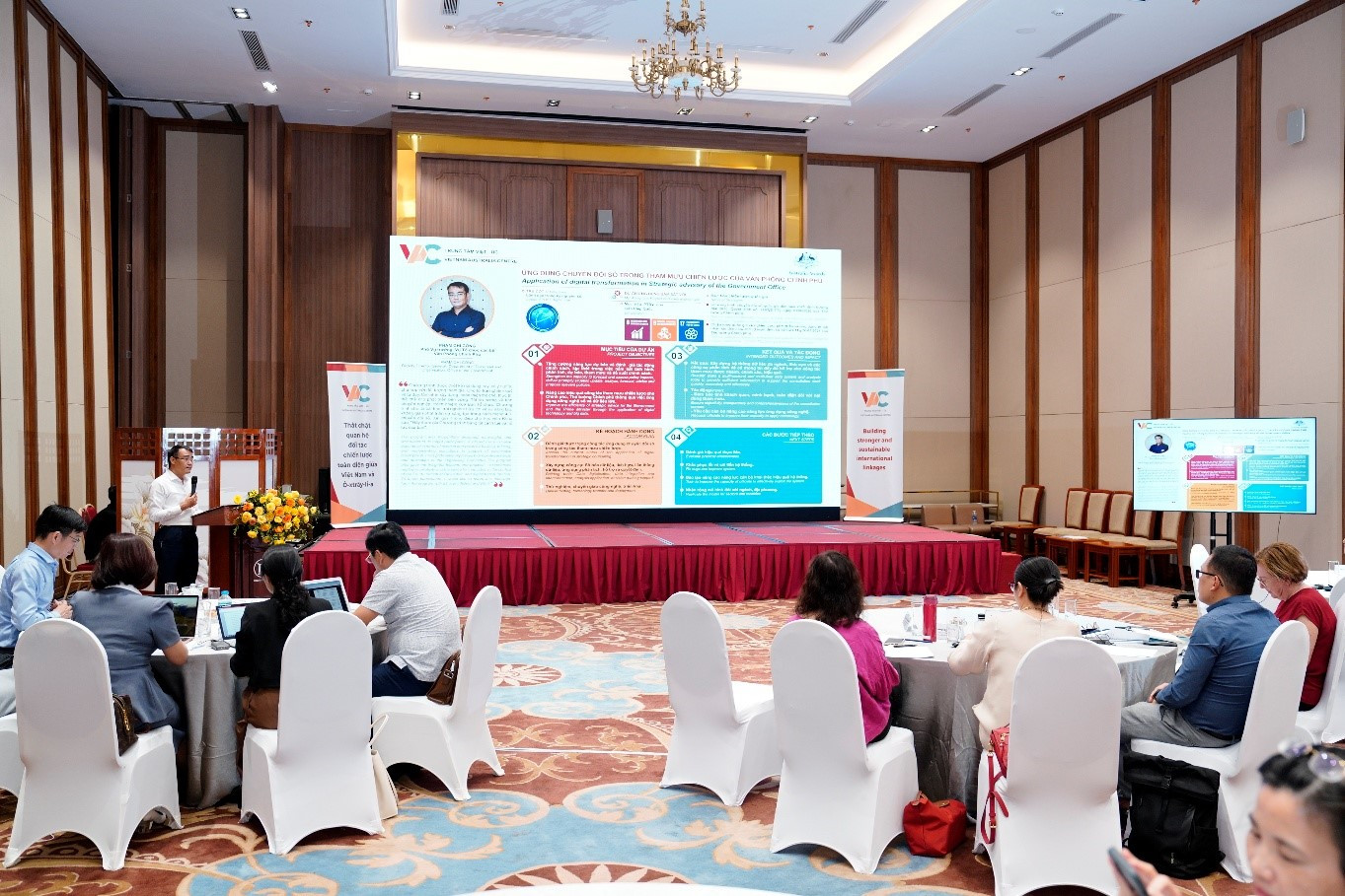 hinh 3 Ông Phạm Chí Công Phó Cục trưởng Cục Tổ chức Cán bộ, Văn phòng Chính phủ giới thiệu ý tưởng dự án ứng dụng kiến thức từ khóa học và kế hoạch hà.jpg