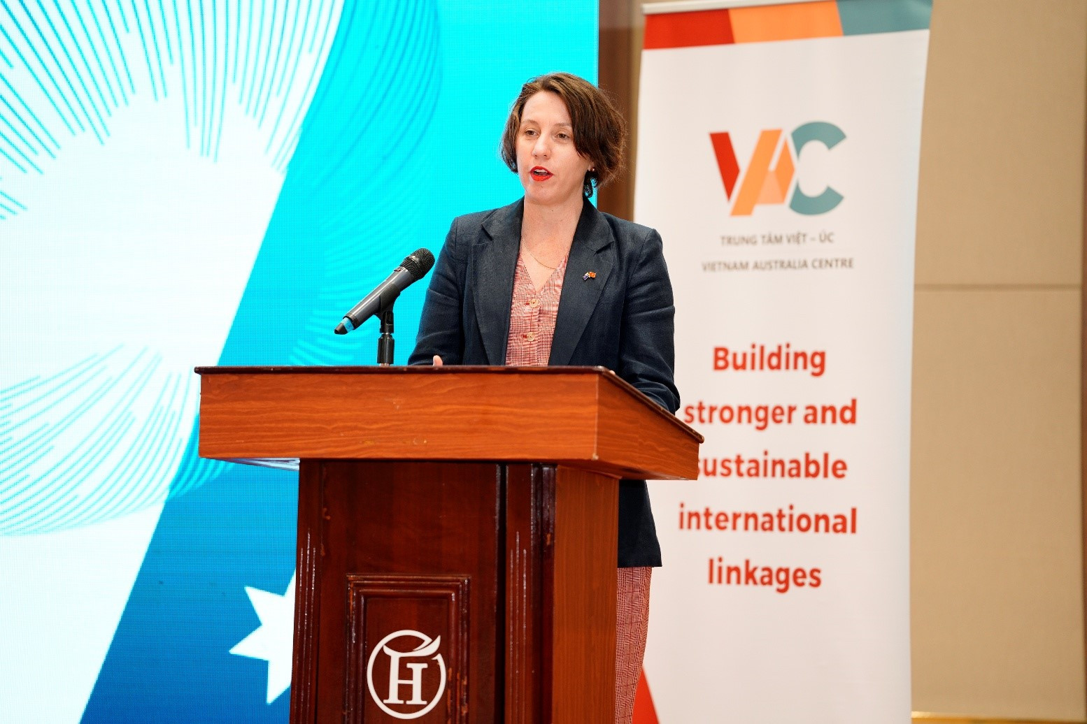 Hinh 4 Bà Renee Deschamps Phó Đại sứ Australia tại Việt Nam phát biểu tại lễ tốt nghiệp.jpg