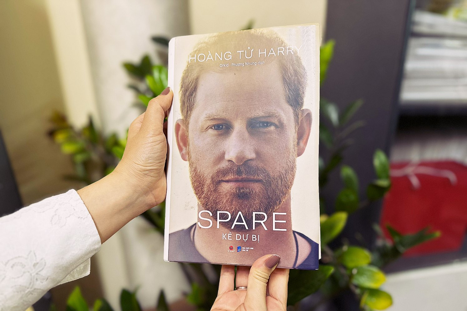 Hồi ký gây sốt của hoàng tử từ bỏ hoàng gia được độc giả Việt săn lùng