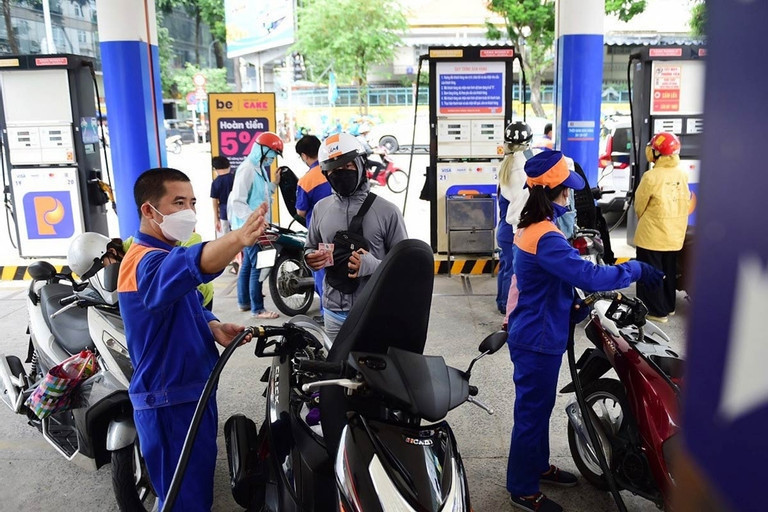 Giá xăng quay đầu đi xuống, RON 95 còn hơn 19.500 đồng/lít
