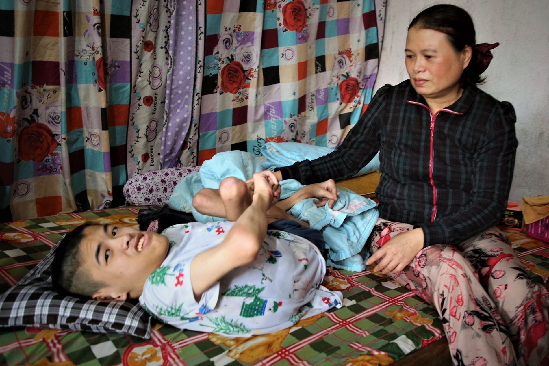 Mẹ đơn thân nuôi con trai nằm liệt 17 năm trời, mong có tiền duy trì cuộc sống