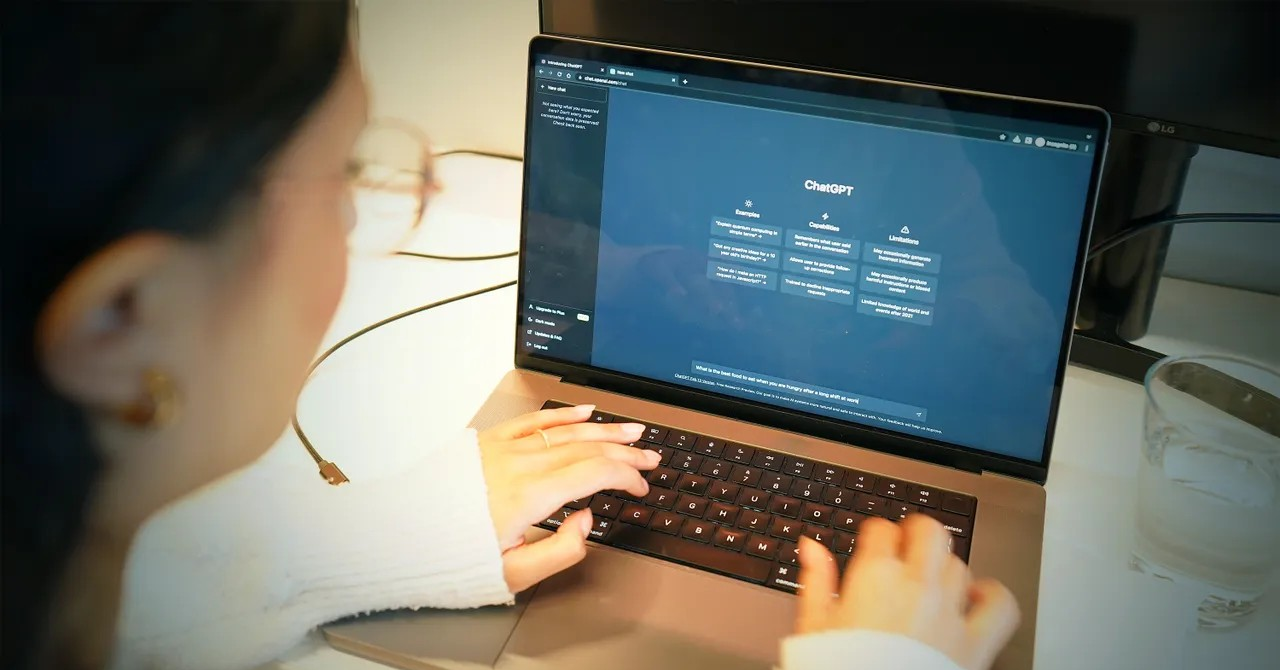 ‘Mẹ tôi giáo viên tiểu học 30 năm còn biết ứng dụng ChatGPT’