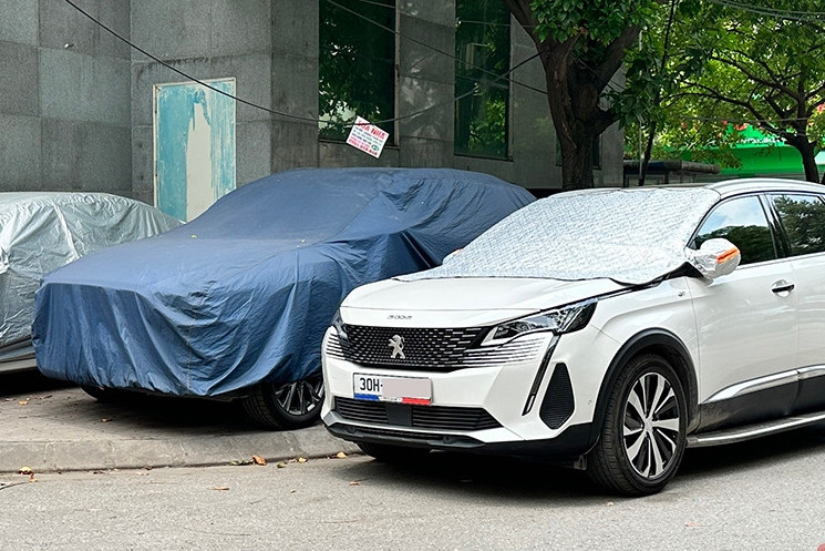 Mưa nắng bất chợt, có nên phủ bạt để bảo vệ xế cưng?