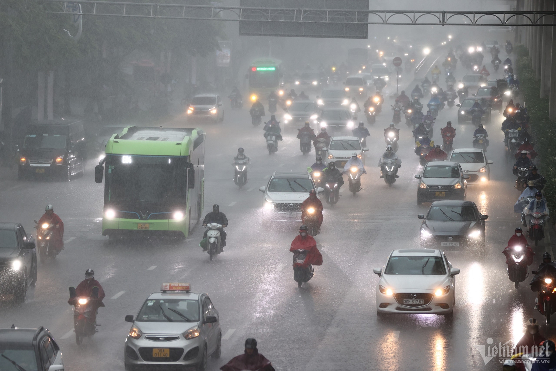 Mưa rất lớn ở miền Bắc, tâm điểm dồn dập nhất vào khu vực nào?