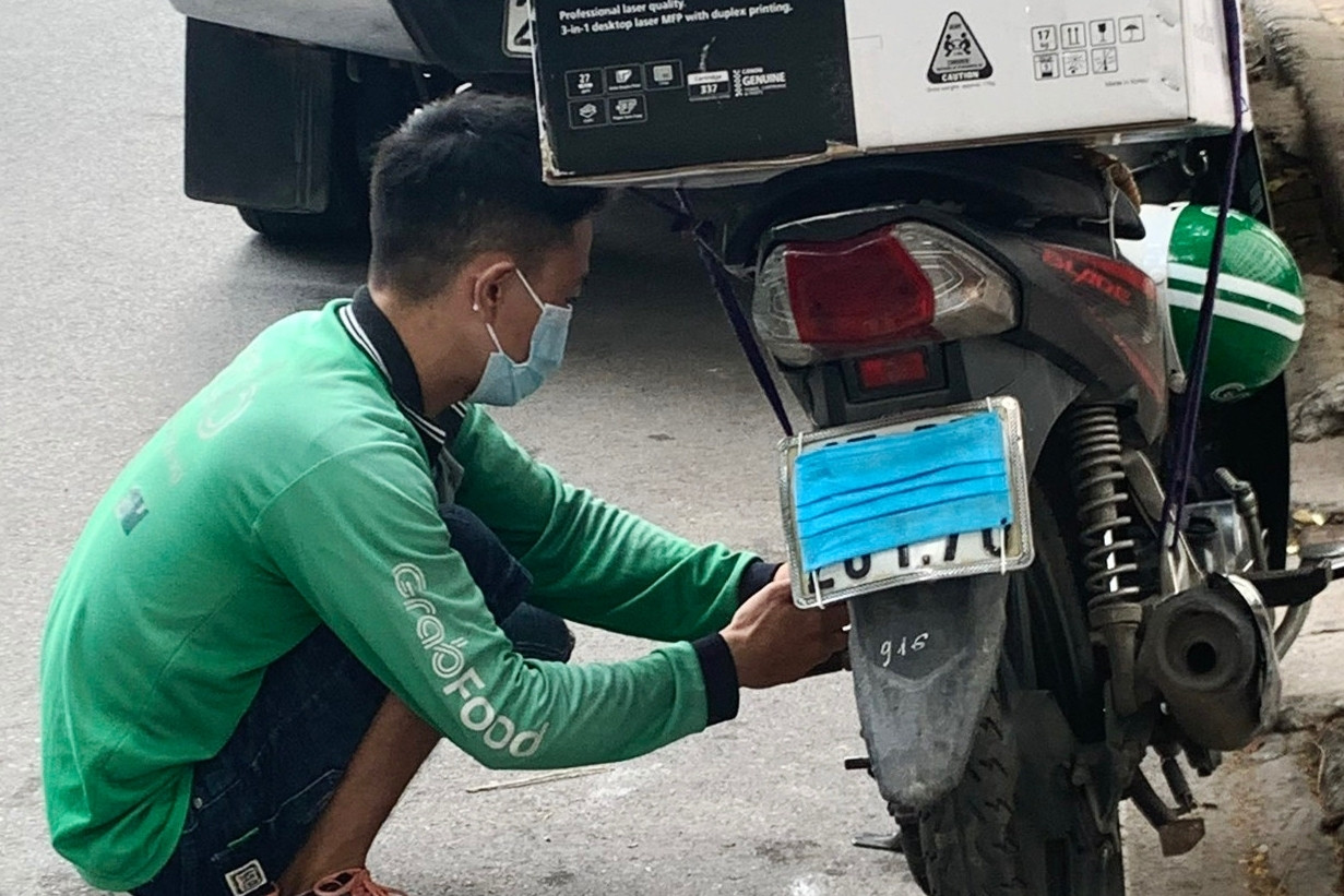 Mức phạt tăng cao, vì sao nhiều shipper vẫn bất chấp đeo khẩu trang che biển số?