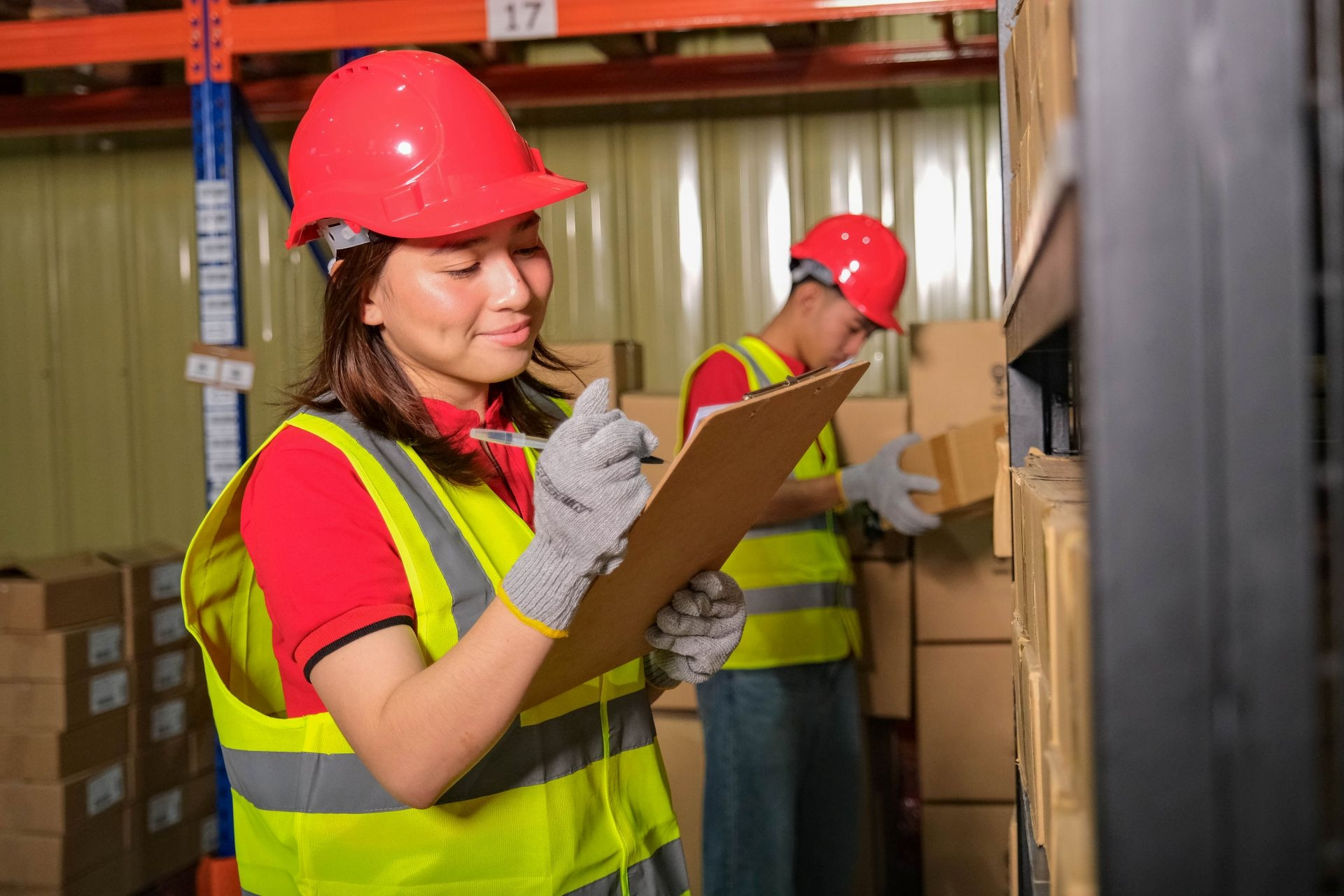 Nghịch lý logistics: tồn kho tăng, kệ hàng vẫn trống