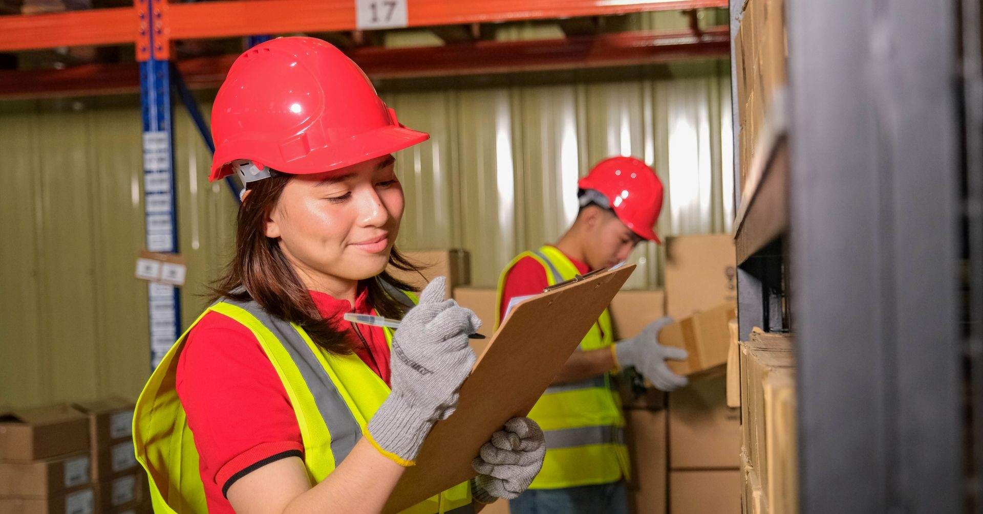 Nghịch lý logistics: tồn kho tăng, kệ hàng vẫn trống