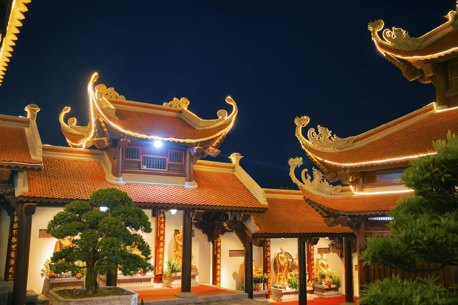 Ngôi chùa gần 400 tuổi ở Bắc Giang lung linh ngày rước xá lợi Phật