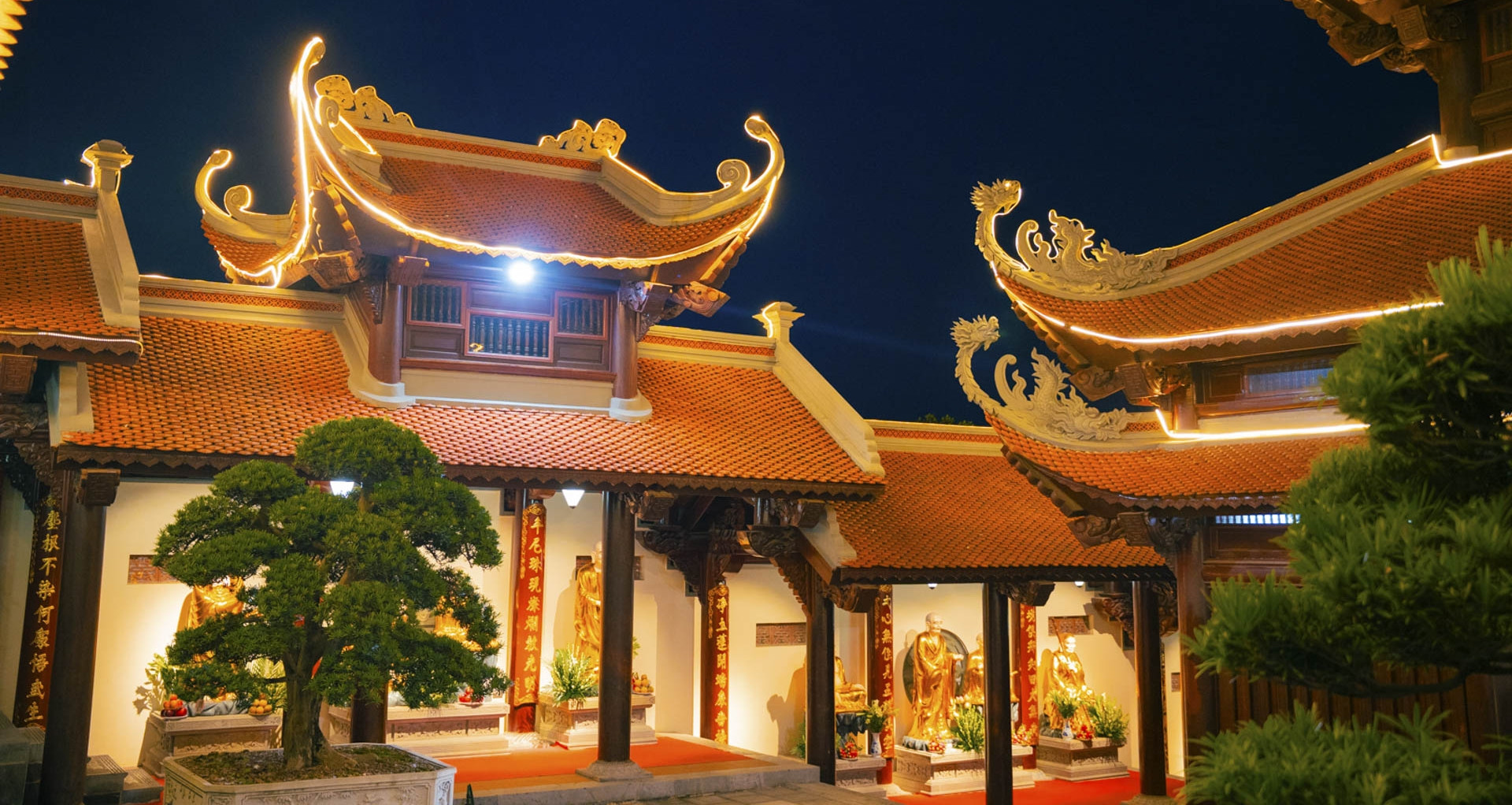 Ngôi chùa gần 400 tuổi ở Bắc Giang lung linh ngày rước xá lợi Phật