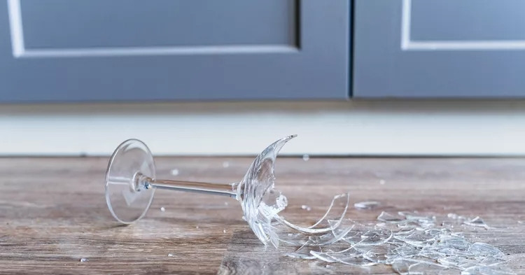 Người phụ nữ phẫu thuật nhiều lần, suýt mất mạng vì ly rượu vỡ