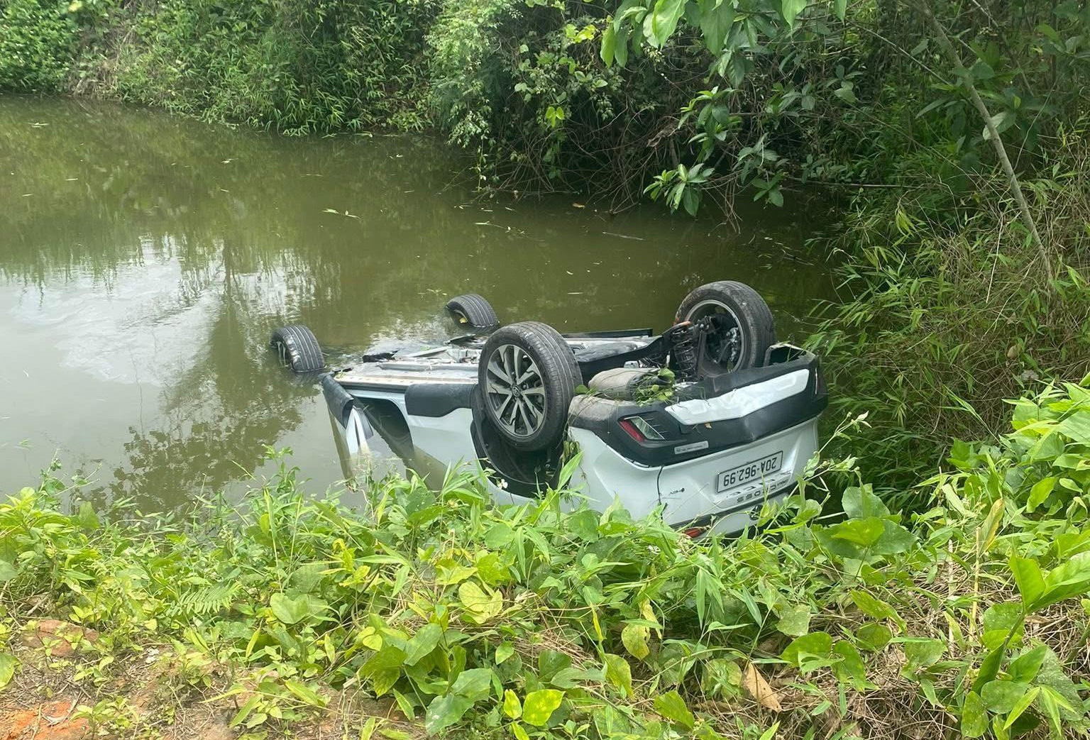 Người phụ nữ tử vong trong ô tô lật ngửa dưới ao ở Thái Nguyên
