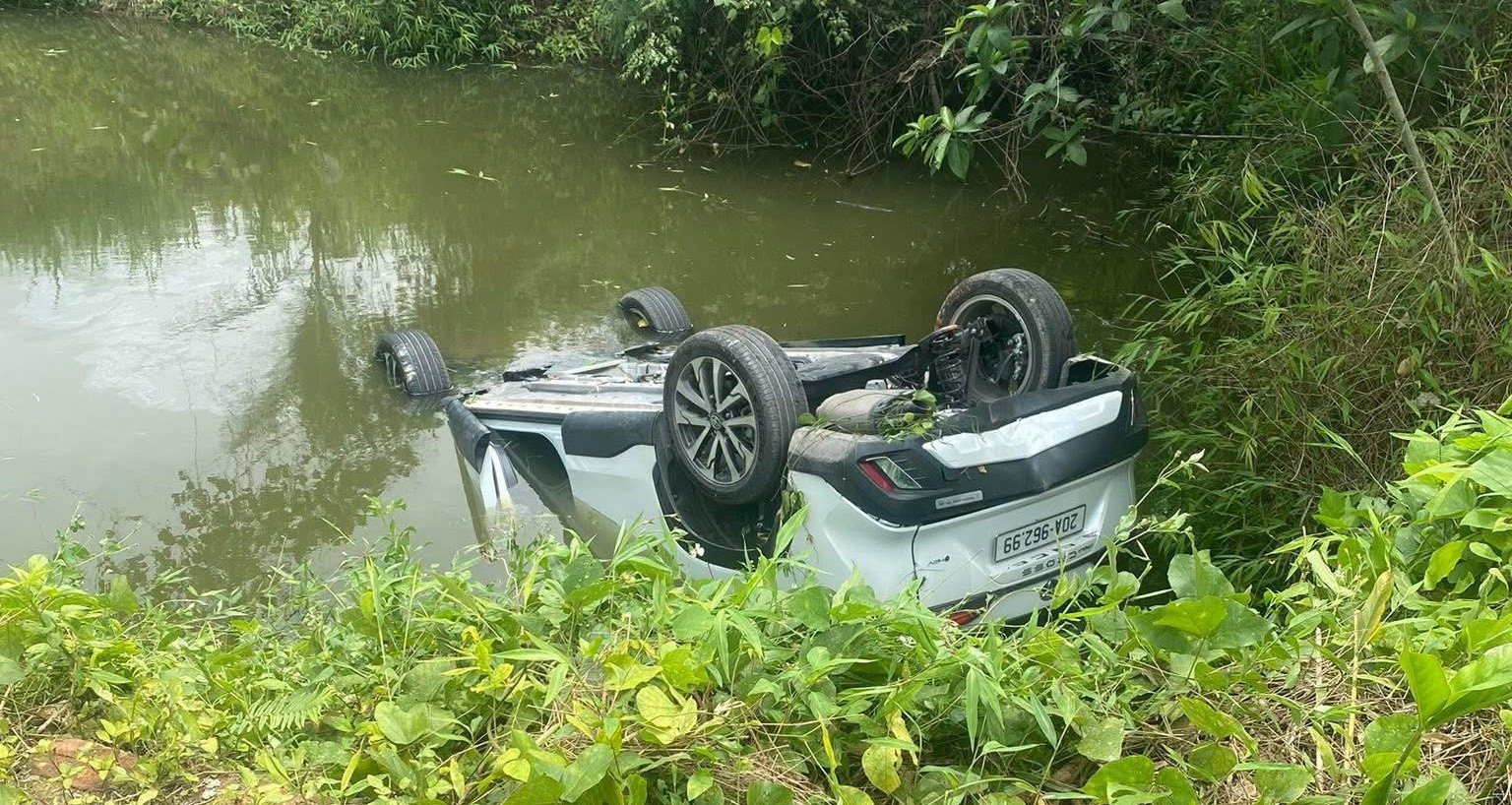 Người phụ nữ tử vong trong ô tô lật ngửa dưới a...