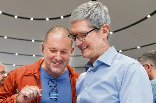 Nhà thiết kế iPhone tái xuất, Apple run sợ dần là vừa