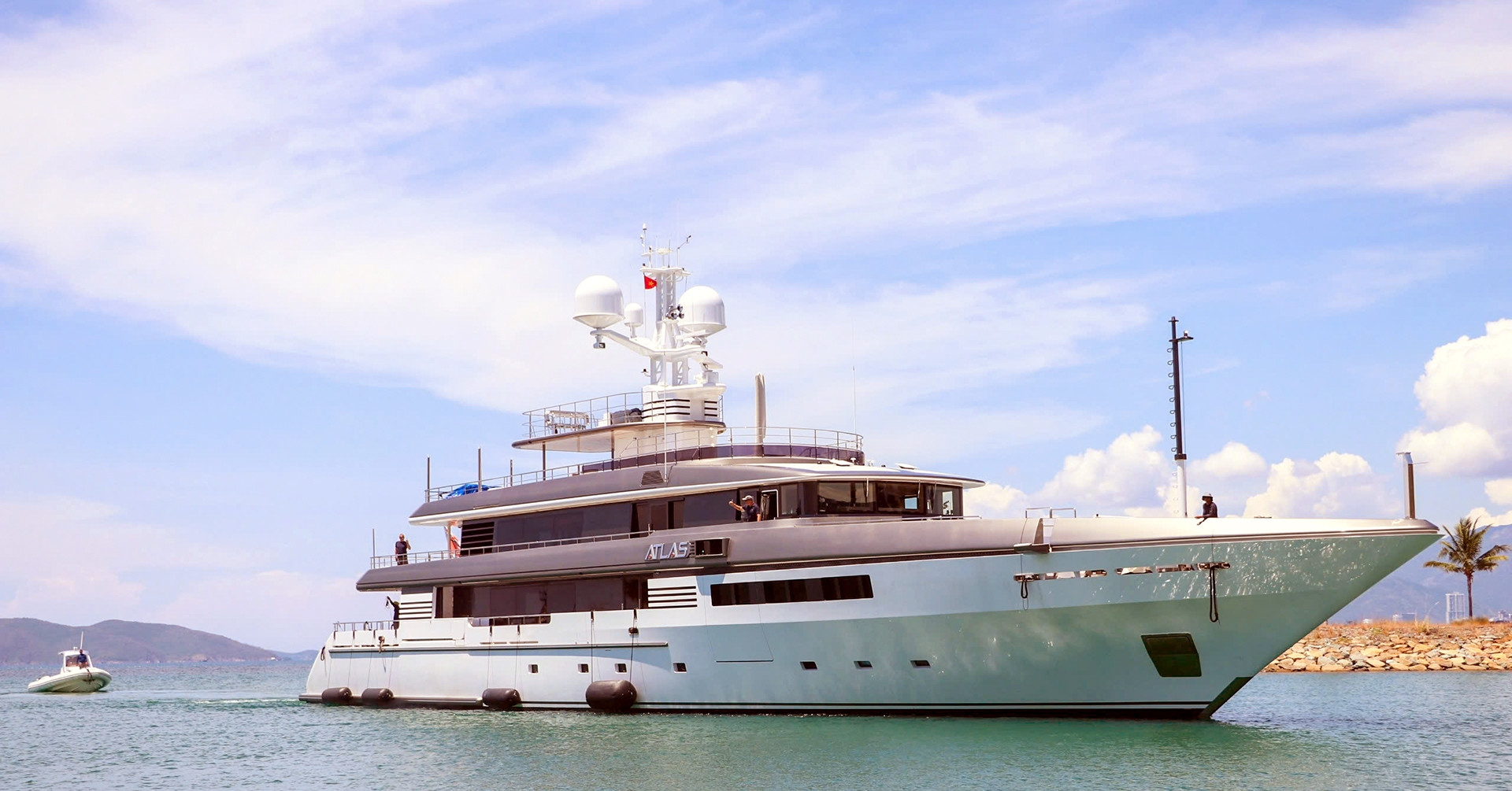 Siêu du thuyền Atlas khoảng 25 triệu USD vừa cập bến ở Nha Trang