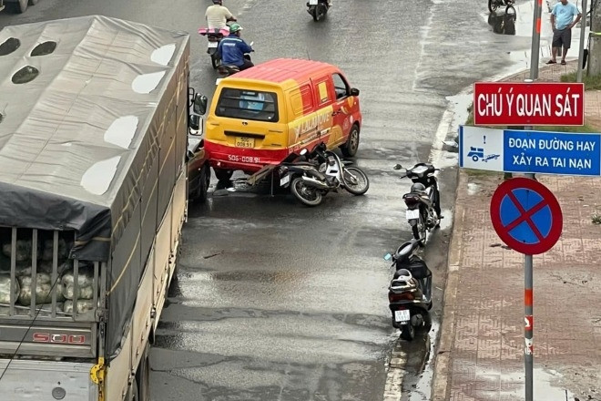 Tai nạn liên hoàn giữa 5 xe trước khu vực chợ đầu mối Thủ Đức, 2 người tử vong