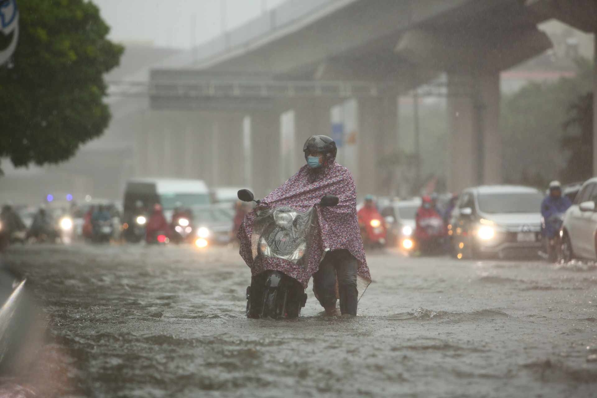 Thời tiết cuối tuần: Miền Bắc, Nam Bộ cùng mưa tầm tã