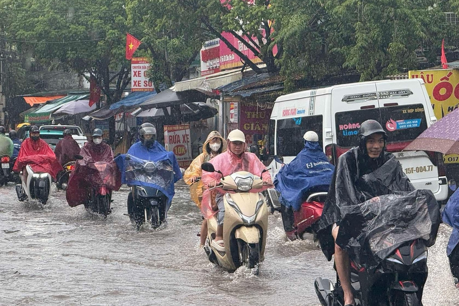 Thời tiết Hà Nội 3 ngày tới: Nắng mạnh 35 độ rồi chuyển mưa giông liên tiếp