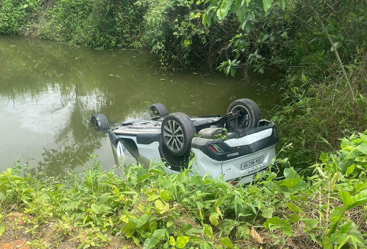 Tiếng kêu thất thanh sau khi ô tô lao xuống ao, lật ngửa khiến người phụ nữ tử vong