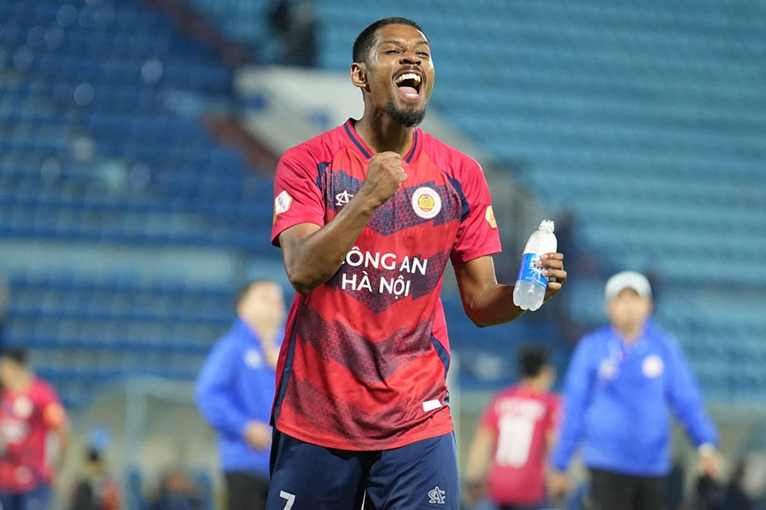 Tuyển Việt Nam: Vì sao Quang Vinh dễ đóng vai 'kép phụ'?