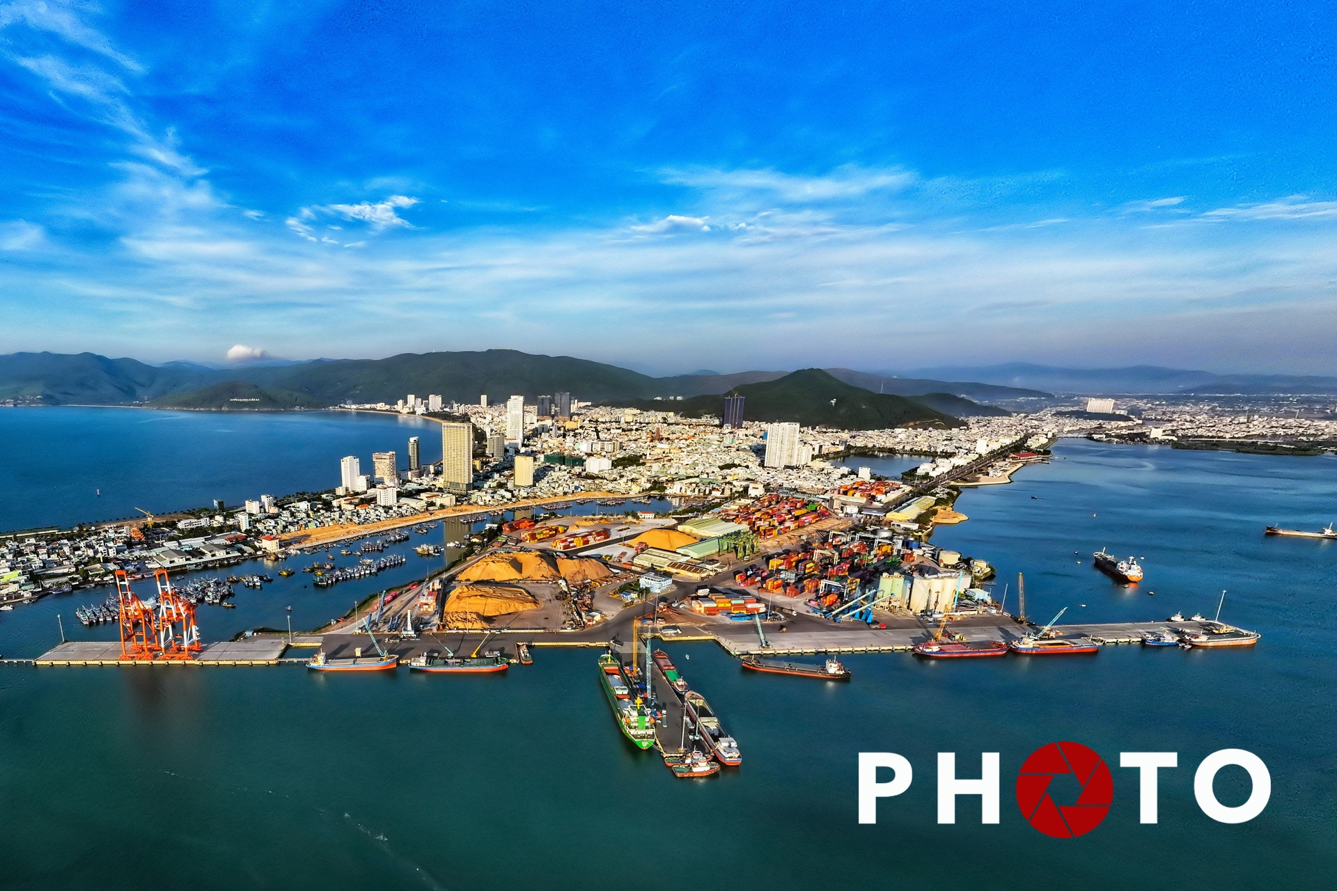 Vẻ đẹp vùng đất có cánh đồng điện gió và thương cảng lớn bậc nhất miền Trung