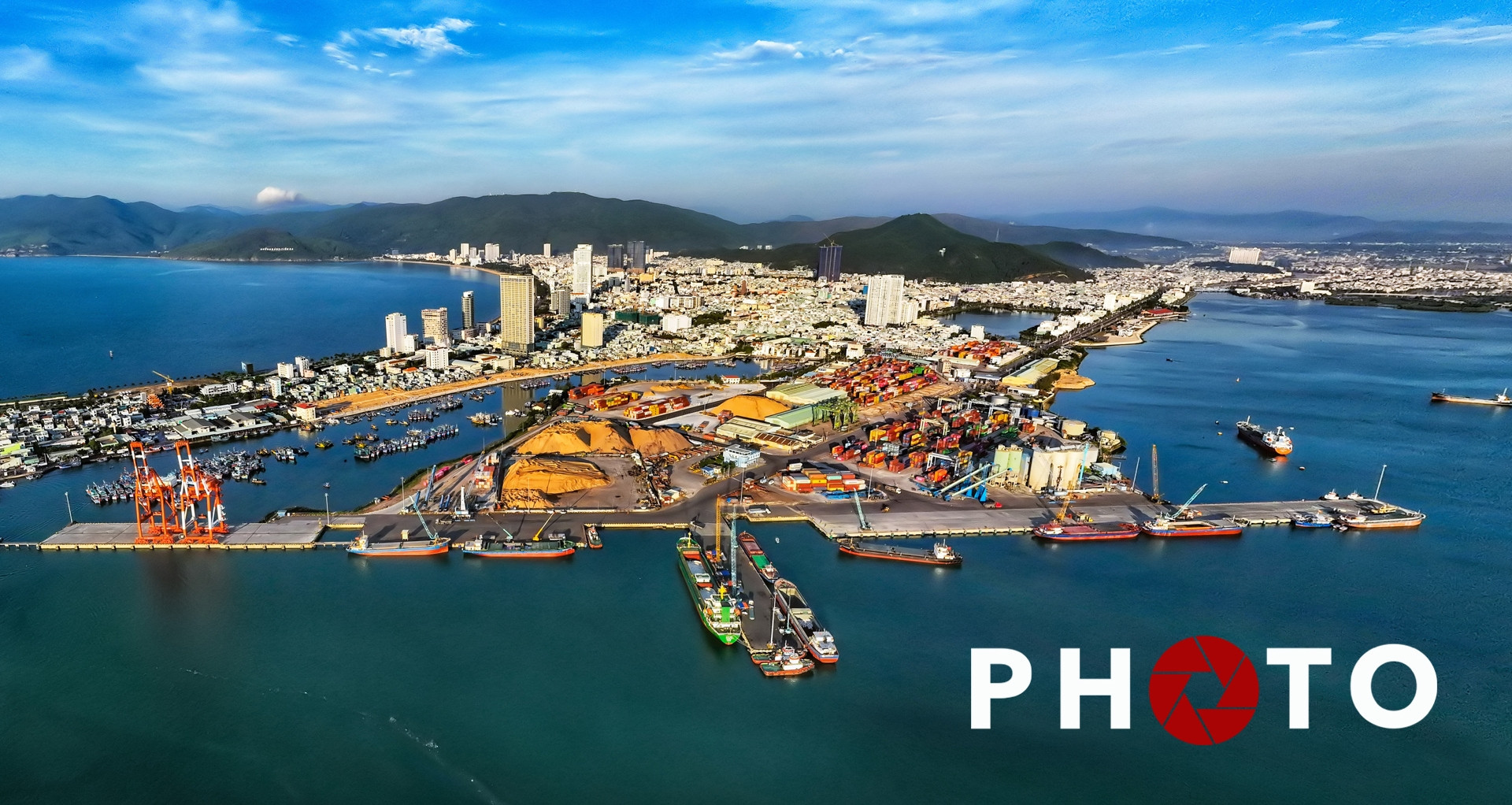 Vẻ đẹp vùng đất có cánh đồng điện gió và thương cảng lớn bậc nhất miền Trung