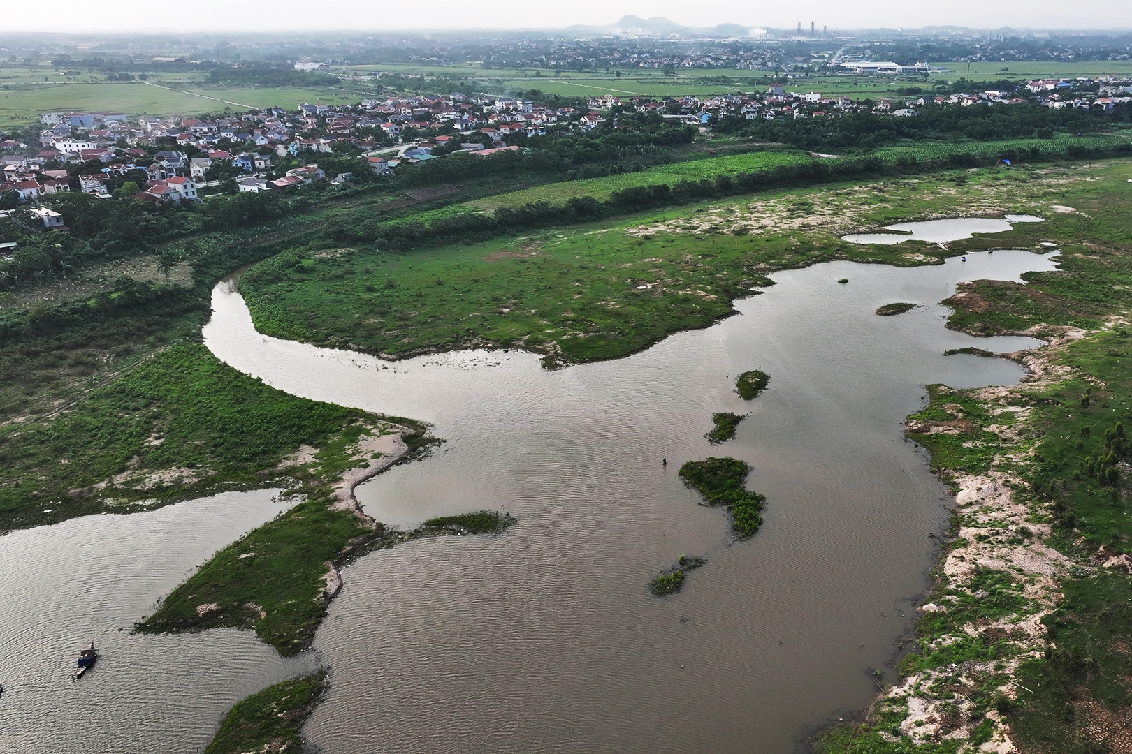 Vụ thanh niên nhảy sông cứu 4 học sinh đuối nước: Bí ẩn lão ngư trên sông Hồng