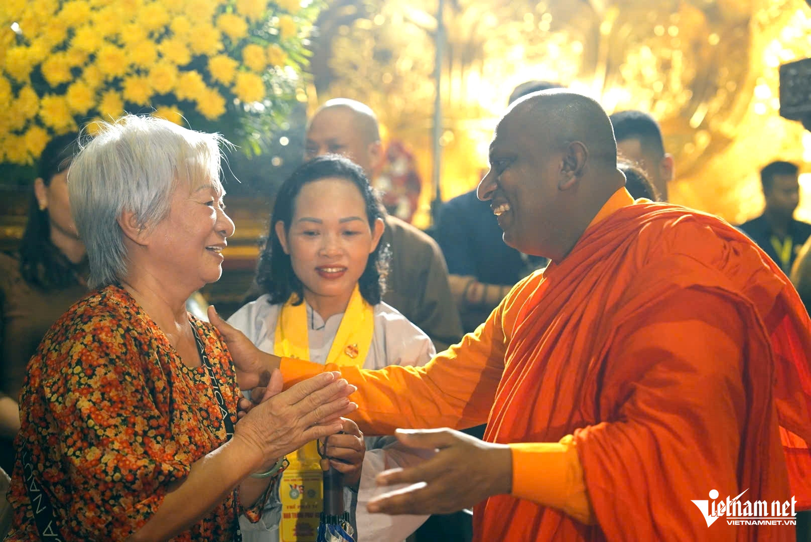 W-a10Chiêm ngưỡng xá lợi Đức Phật.jpg