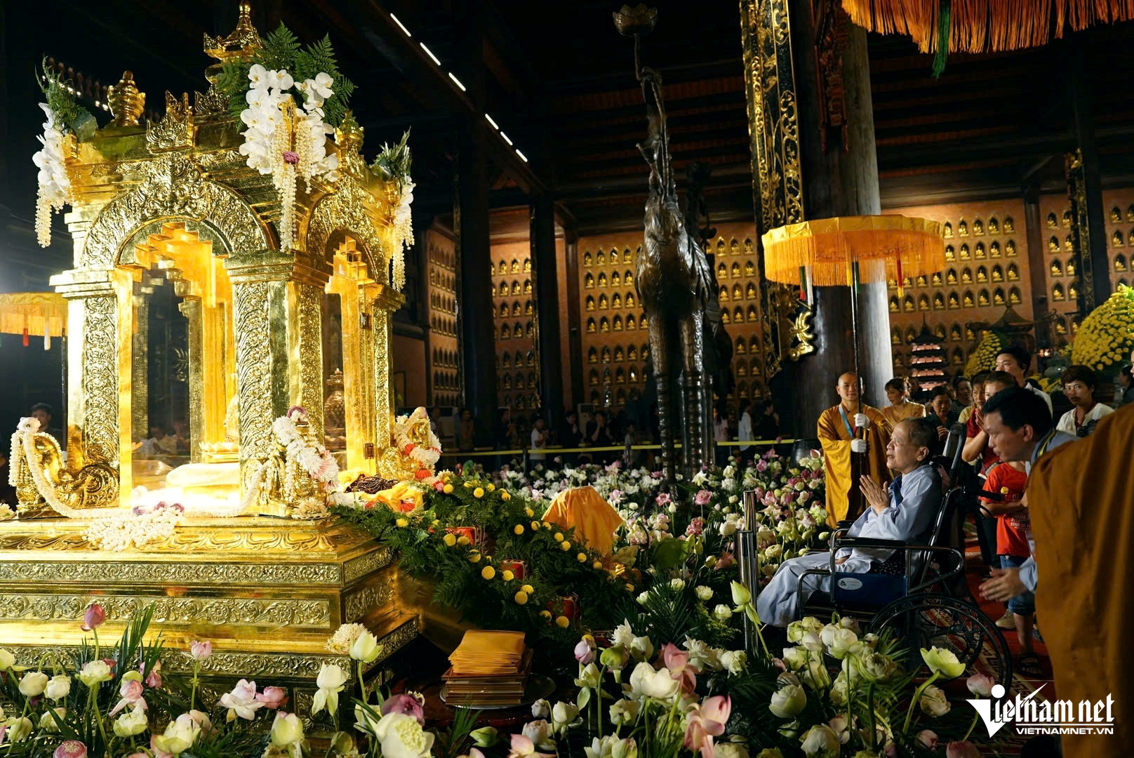 W-a11Chiêm ngưỡng xá lợi Đức Phật.jpg