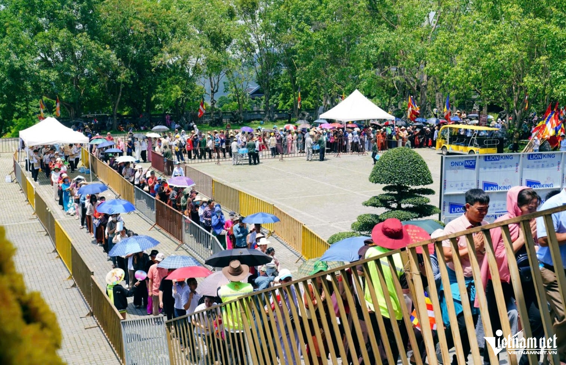 W-a4Người dân xếp hàng chiêm bái xá lợi Đức Phật ở chùa Bái Đính.jpg