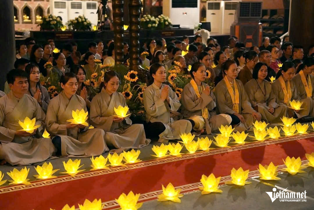 W-a5Chiêm ngưỡng xá lợi Đức Phật.jpg